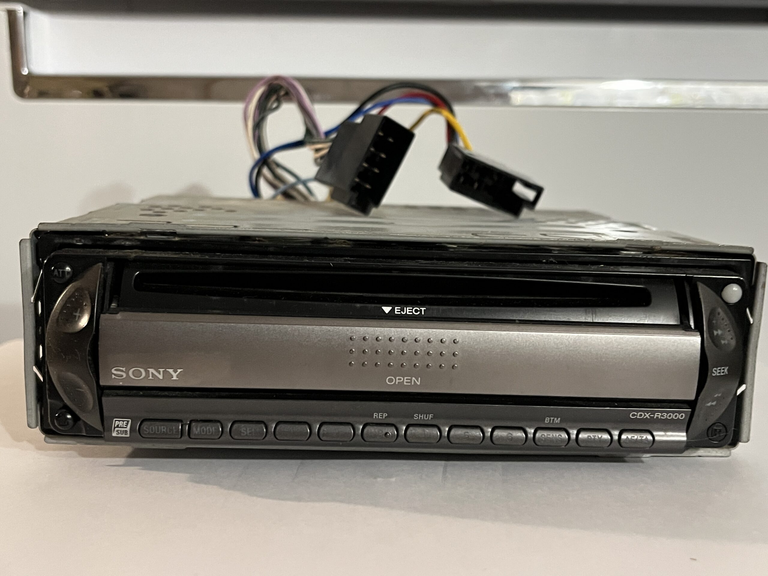 Sony CDX R3000 CD Player AM FM Radio
