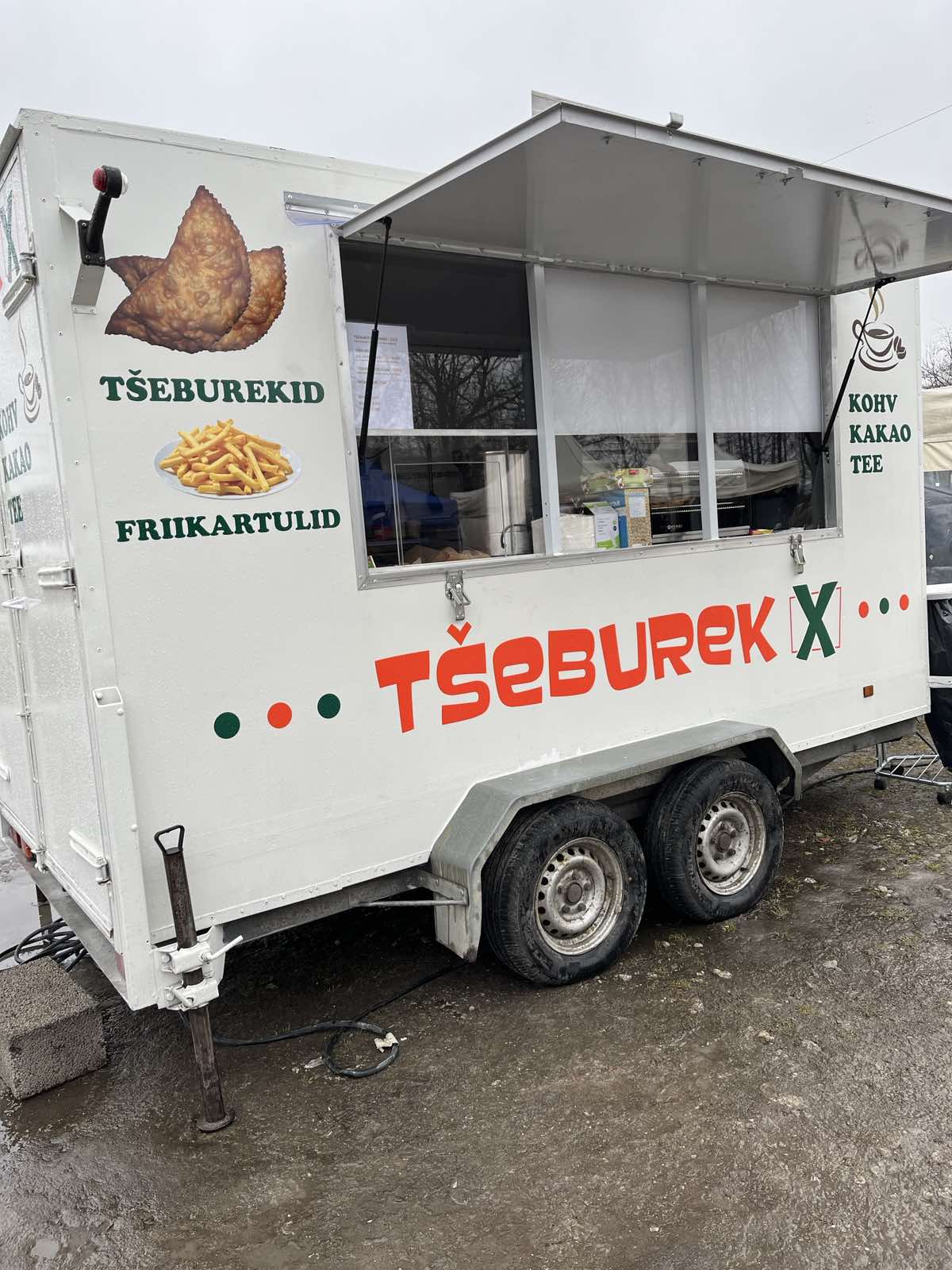 Võru, värsked kuumad tšeburekid, friikartulid, kohv, kakao, tee